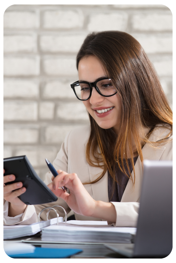 secrétaire souriant tapant sur une calculatrice