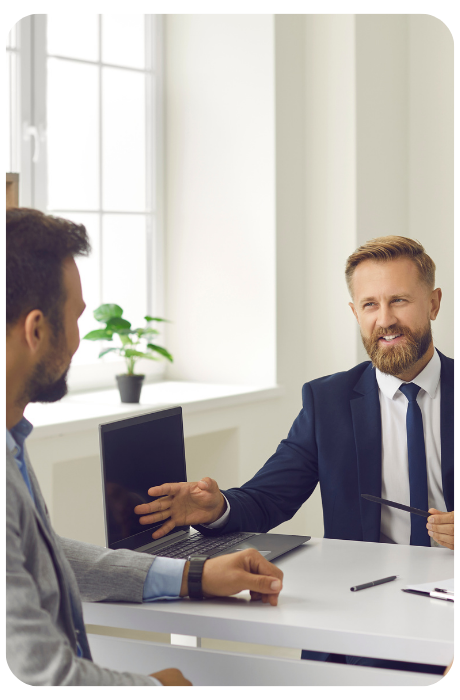 un homme discutant avec un autre homme autour d'un bureau