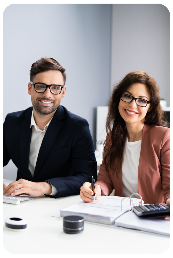 un homme et une femme faisant de la comptabilité